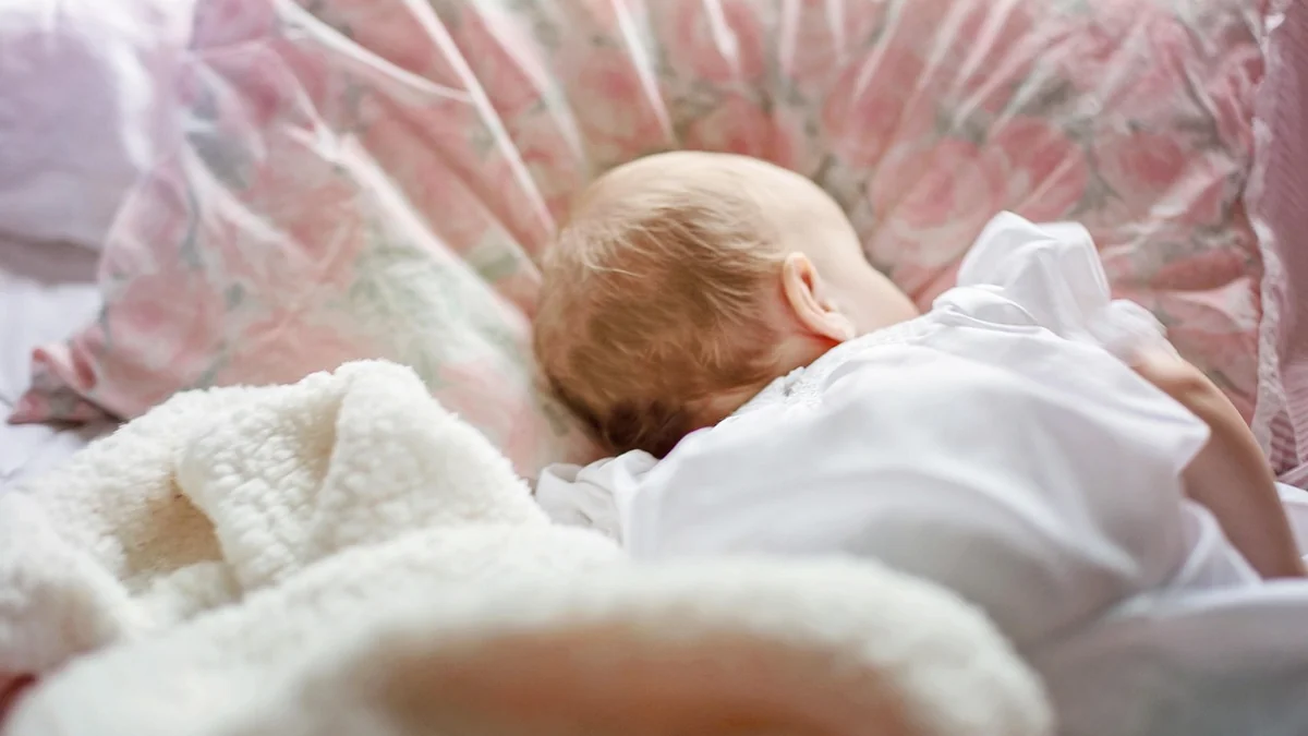 Enfant dormant paisiblement dans son lit