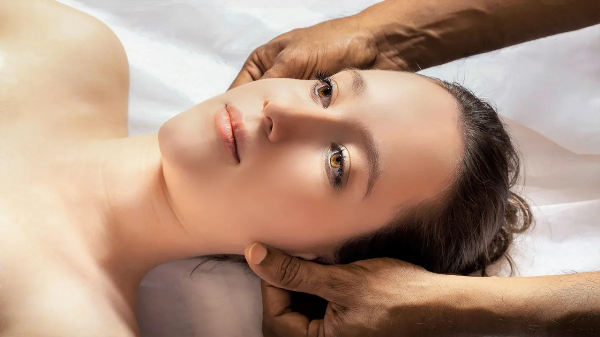 Cure Panchakarma ayurvédique : huiles médicinales, herbes et massage traditionnel
