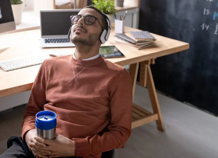 Techniques d'hypnothérapie pour l'équilibre à l'ère numérique